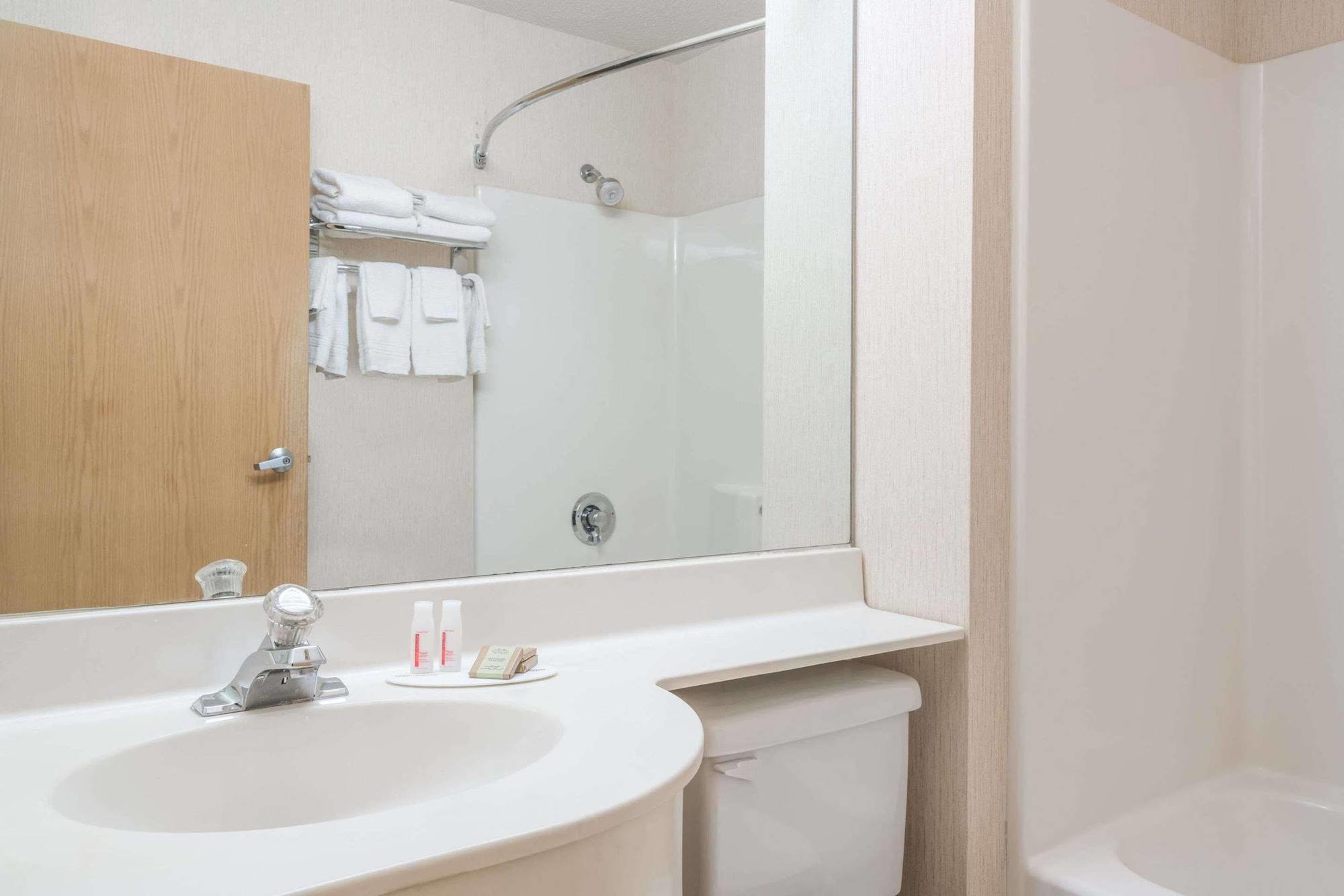 Super 8 By Wyndham Fargo Airport Ξενοδοχείο Εξωτερικό φωτογραφία